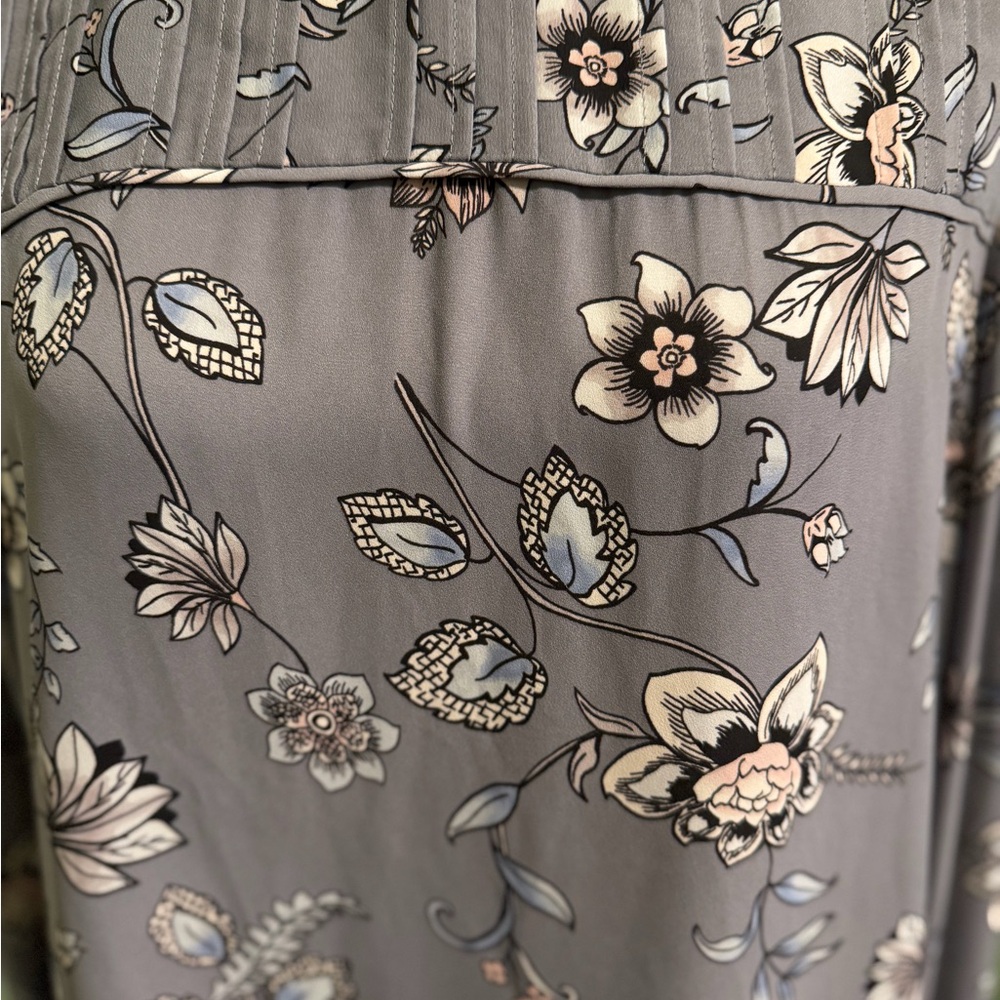 LOFT Floral Gray Women's Top - Picture 2 of 7